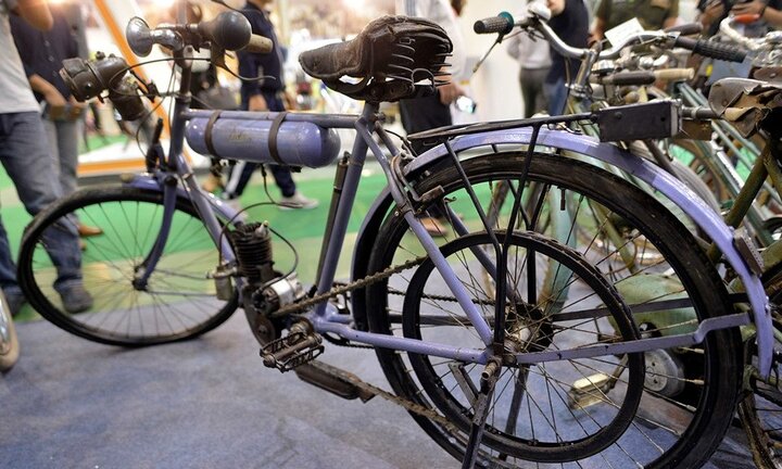 Video: Xe đạp gắn máy đời cổ trị giá bằng 3 chiếc SH trưng bày tại Hà Nội