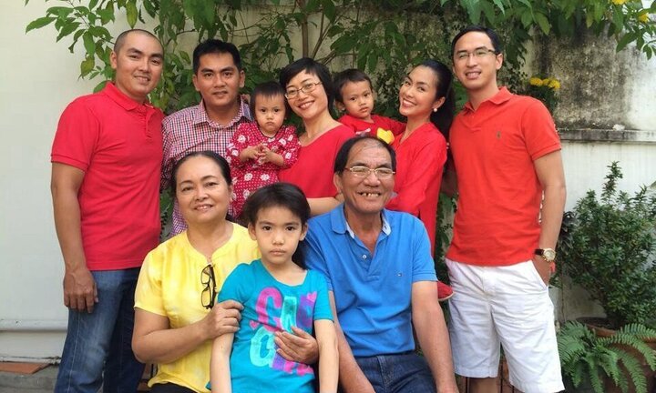 Con gái làm dâu nhà tỷ phú, bố mẹ Hà Tăng vẫn sống quá đỗi giản dị