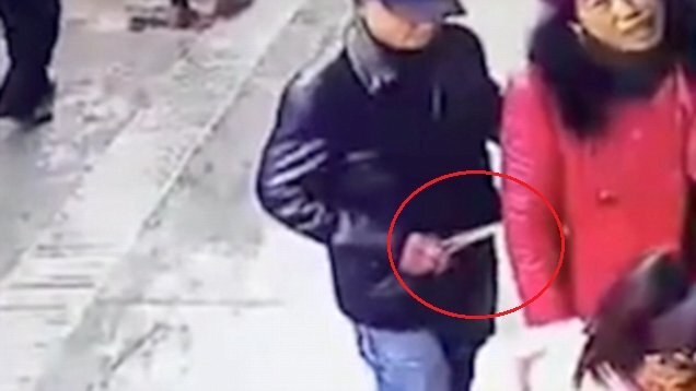 'Siêu đạo chích' dùng panh y tế gắp trộm điện thoại điêu luyện