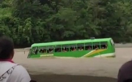 Tài xế liều mạng vượt sông lũ, xe buýt chở hàng chục học sinh suýt bị cuốn trôi
