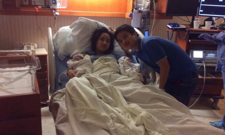 Mang thai đôi, bà mẹ 9X vẫn tự tin sinh thường, mỗi bé nặng gần 3kg