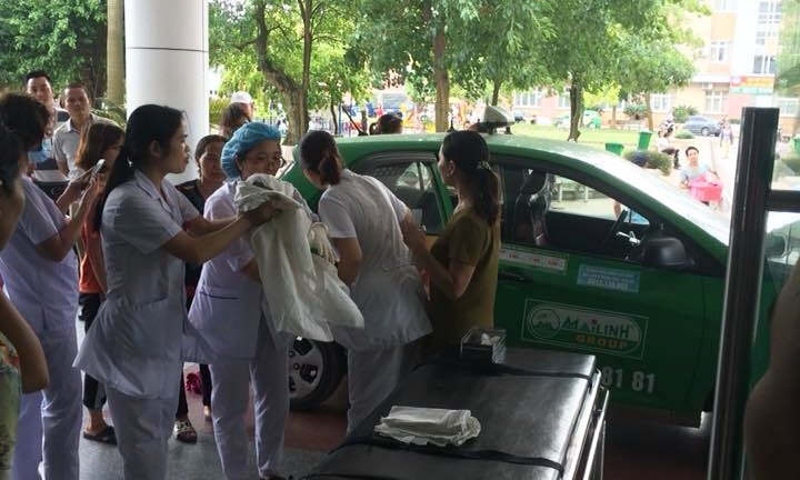 Trên đường vào bệnh viện, sản phụ ở Bắc Giang đẻ rơi trên taxi