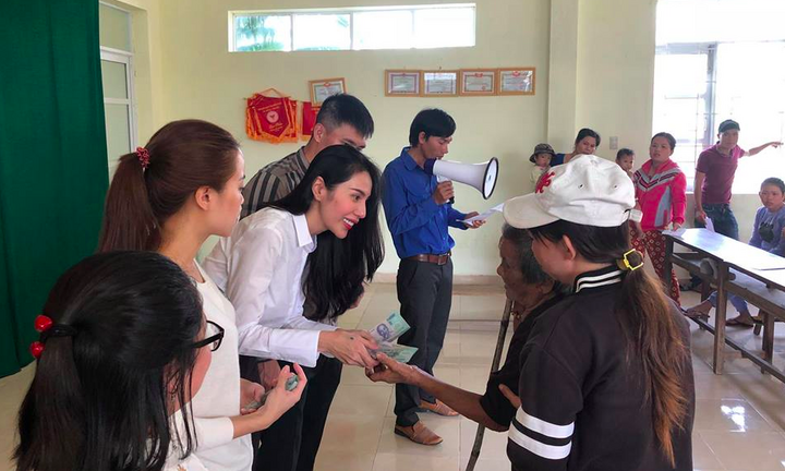 Video: Vợ chồng Thuỷ Tiên - Công Vinh tận tay trao 550 triệu đồng cho bà con vùng lũ