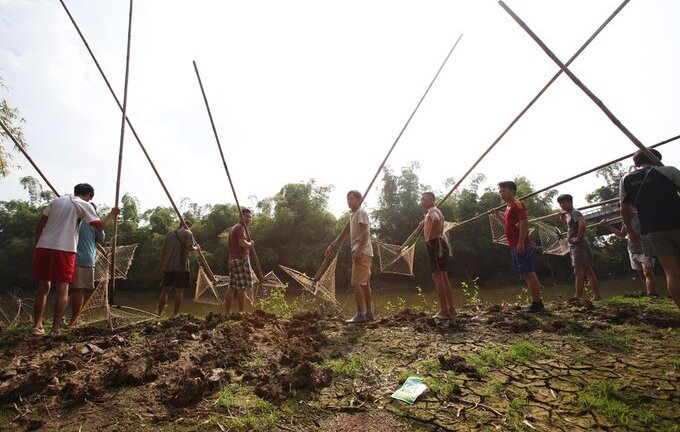 Ảnh: Xem người Hà Nội bắt cá bằng sào tre 6m trên sông