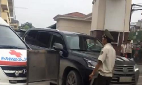 Bảo vệ bệnh viện Bạch Mai chặn xe cứu thương