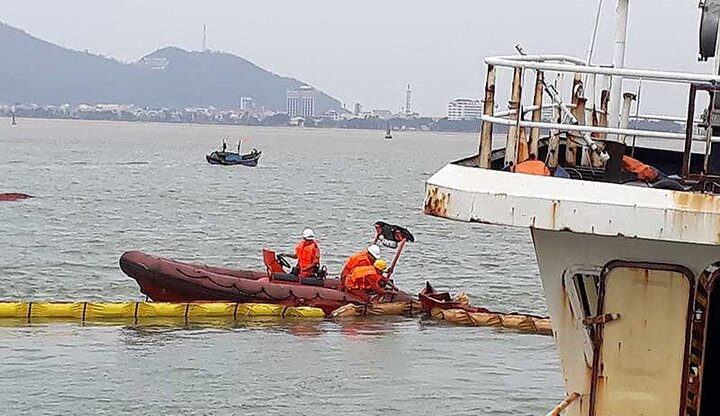 Hút dầu để trục vớt tàu chìm ở Quy Nhơn