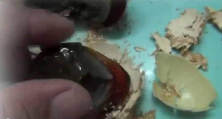 Video: Rùng mình công nghệ làm trứng hột vịt bắc thảo 'ngậm' hóa chất