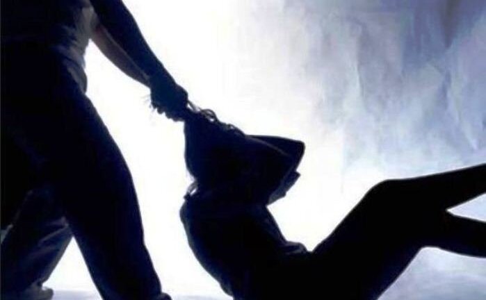 Đang lo hậu sự cho vợ, chồng ra vườn sau nhà tự tử