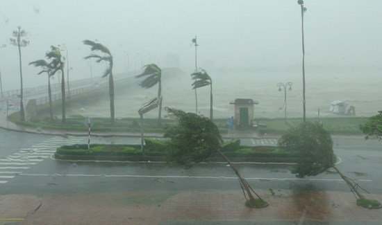 Áp thấp nhiệt đới đổ bộ đất liền: Dân các tỉnh Nam Trung Bộ phải biết thông tin này