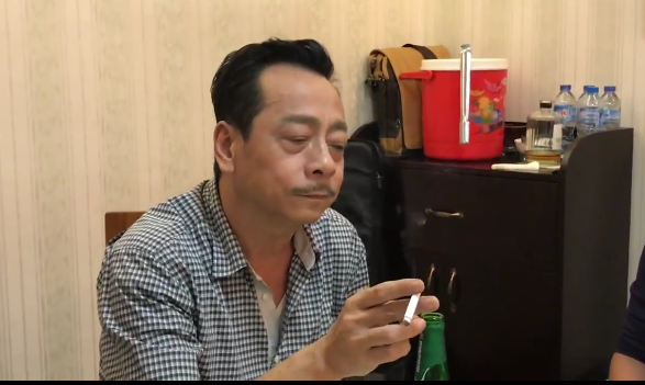 Clip: 'Ông trùm Phan Quân' khoe giọng hát nồng nàn khiến dân mạng ngạc nhiên