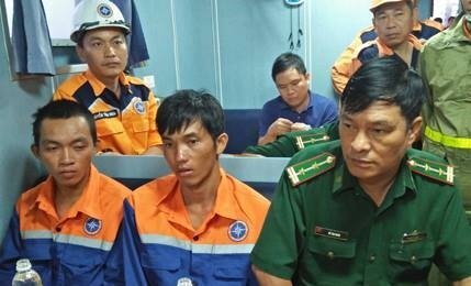 Bị gió bão thổi rơi xuống biển, 2 thuyền viên may mắn được cứu sống
