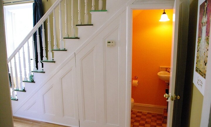 Xây toilet dưới gầm cầu thang: Lỗi phong thủy nhiều người mắc
