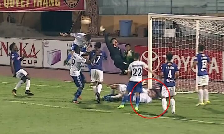 Thót tin phút 'Huỳnh Đức đệ nhị' Hà Minh Tuấn nằm bất động trên sân