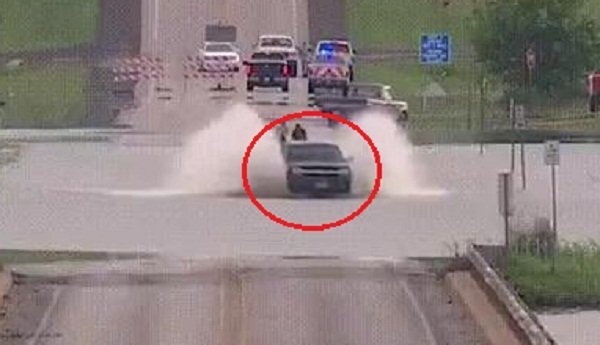 Tài xế liều mạng vượt đường lụt, ô tô bị lũ xiết cuốn trôi