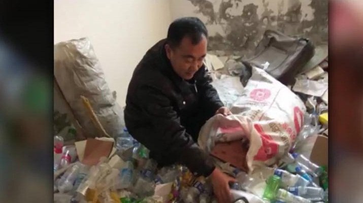 Cảm động thầy giáo 10 năm nhặt ve chai, lấy tiền giúp học sinh nghèo đóng học