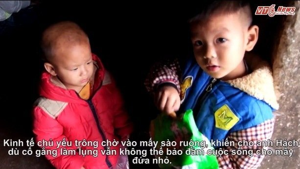 Xót xa gia cảnh vợ mất khi sinh con thứ 9, chồng chật vật nuôi 8 con nhỏ