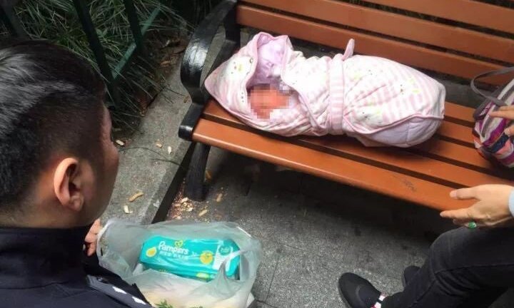 Phẫn nộ bé sơ sinh bị cha đẻ vứt bên đường vì... lại là con gái