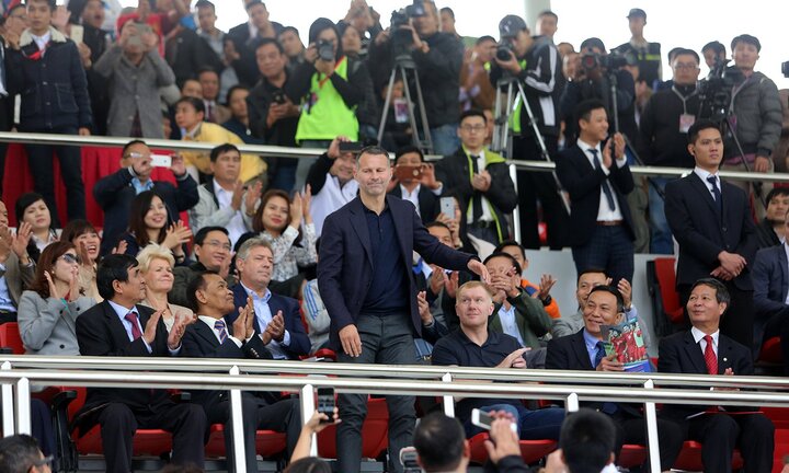 Ryan Giggs nhấp nhổm khi cầu thủ U15 PVF sút tung lưới U15 Stoke City