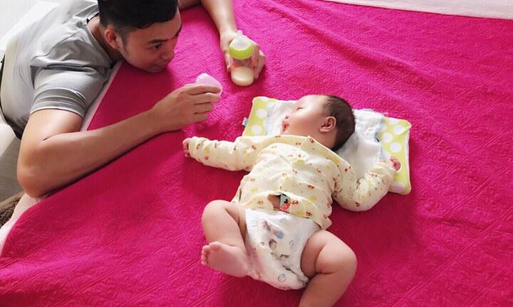 Clip thú vị: Ông bố làm tiểu xảo đơn giản, bé trai lăn ra ngủ ngay