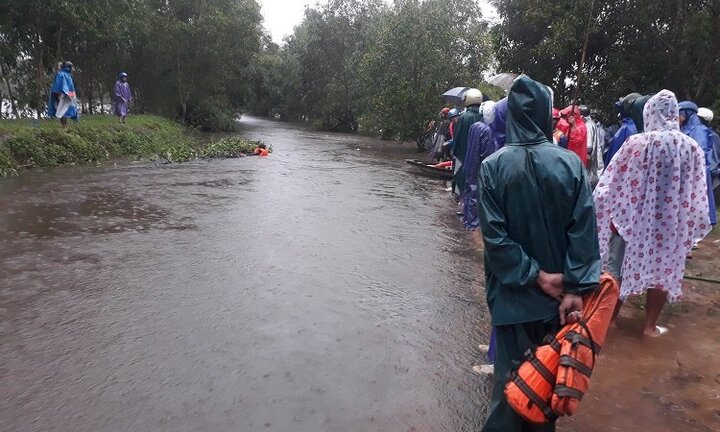 Chồng trắng đêm dầm mình trong dòng lũ dữ tìm vợ mất tích ở Huế