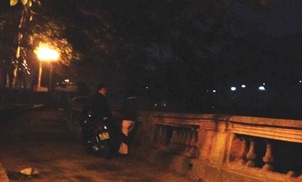 Đang tâm sự cùng bạn gái, nam thanh niên bị cướp kề dao lột sạch tài sản