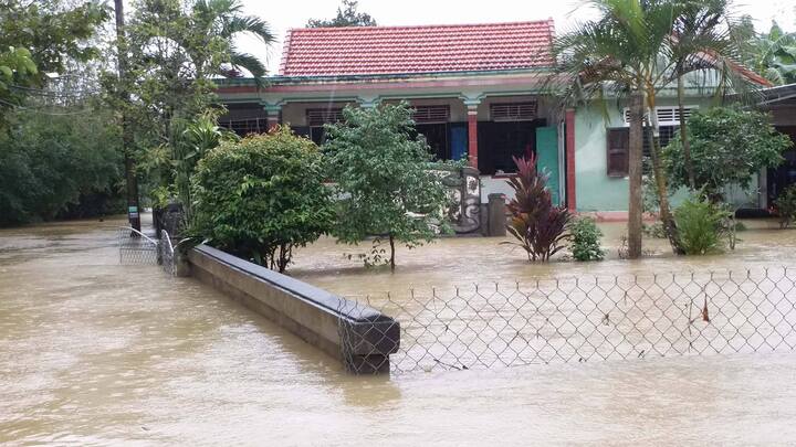 Làng quê ở Huế ngập sâu trong mưa lũ