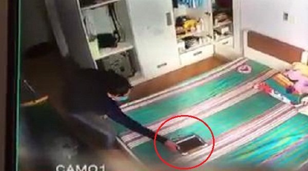 'Nữ quái' vô tư vào nhà dân lục lọi, trộm iPad giữa ban ngày bị camera ghi lại