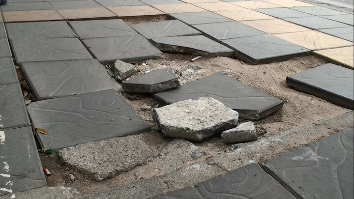 Ảnh: Vỉa hè Hà Nội lát đá độ bền 70 năm mới dùng vài tháng đã vỡ nát
