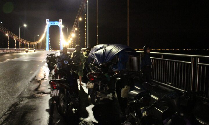 Bị người yêu chia tay, nam thanh niên rủ 2 bạn cùng nhảy cầu Thuận Phước tự tử