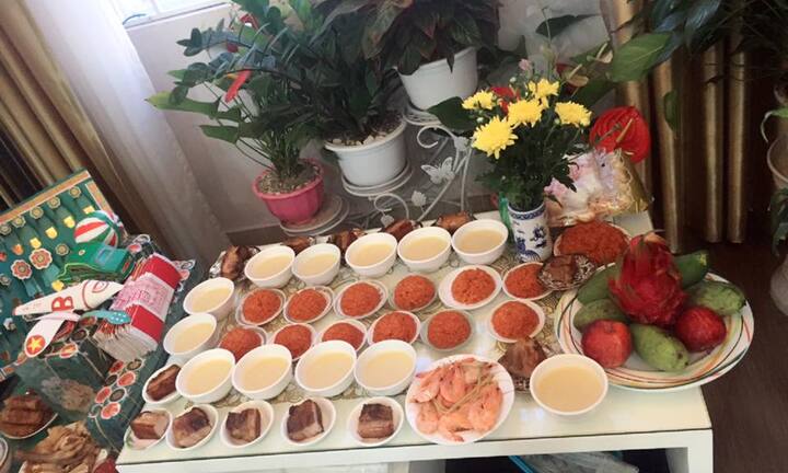 Tròn mắt trước mâm cơm cúng mụ cho con gọn gàng, bắt mắt của mẹ 9X