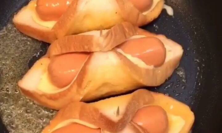 Chỉ mất 1 phút, có ngay bánh mì kẹp xúc xích phô mai thơm lừng