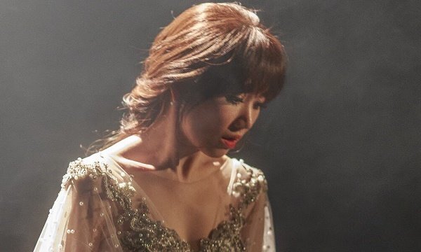 Hari Won bị khán giả quay lưng, ném chai lên sân khấu lúc đang diễn