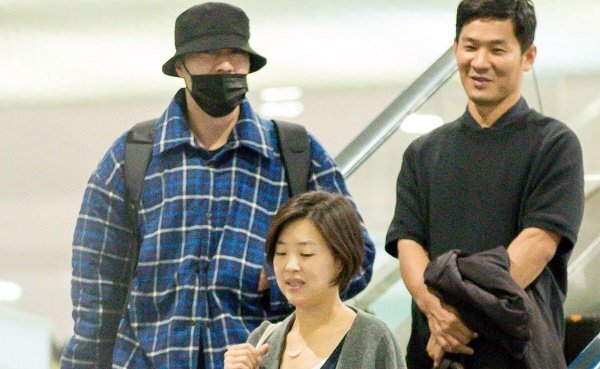 So Ji Sub ‘Giày thủy tinh’ xuất hiện chớp nhoáng ở sân bay Tân Sơn Nhất