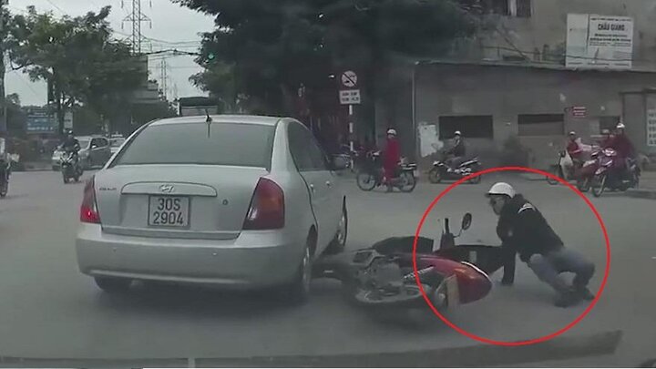Ô tô xi-nhan muộn, người đi xe máy ngã sõng soài giữa ngã tư