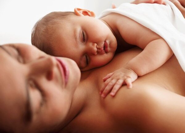 Tác dụng chữa bệnh kỳ diệu của việc da tiếp da với con khi bé bị sốt