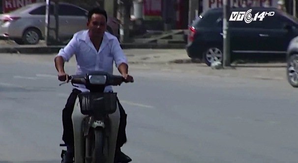 Video: Đầu không mũ bảo hiểm, quay đầu bỏ chạy khi thấy CSGT