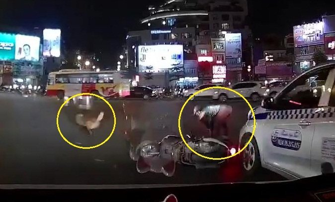 Clip: Chó cưng chạy mất hút, mặc chủ nằm chỏng chơ giữa đường sau va chạm