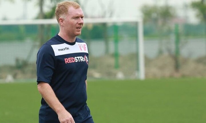 Video: Ryan Giggs, Paul Scholes so tài với HLV Hoàng Anh Tuấn