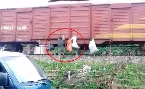 Clip dân Hà Tĩnh treo rác lên tàu 'gửi' vào miền Nam xôn xao mạng xã hội