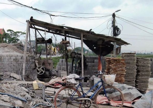 Bị cuốn vào máy gạch, nữ công nhân nguy kịch