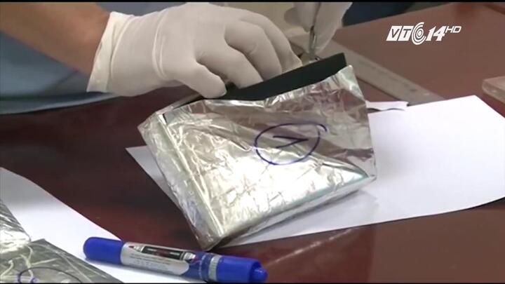 Hà Nội: Phát hiện 16 bánh heroin ngụy trang siêu đẳng trong lốp ô tô