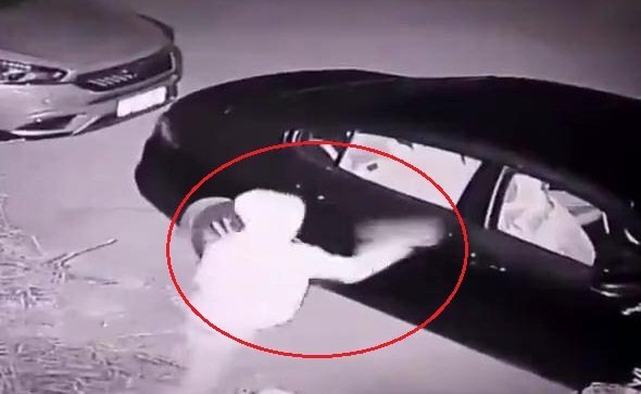 Trộm dùng gạch ném cửa kính ô tô và cái kết 'nhục nhã' không tưởng