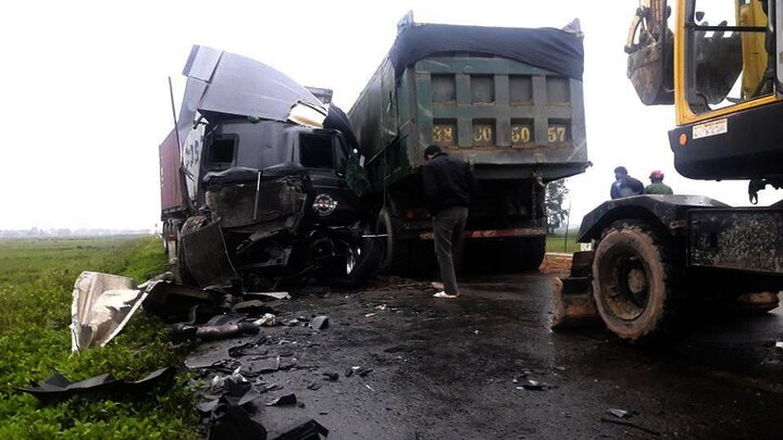 Xe tải đâm trực diện container, 2 tài xế mắc kẹt trong cabin