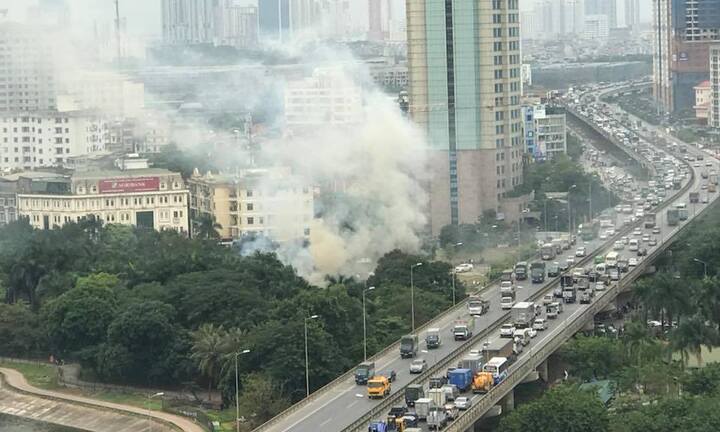 Clip: Cháy lớn quán karaoke ở Linh Đàm, Hà Nội