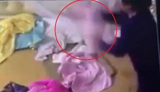 Phẫn nộ clip giúp việc đánh đập, tung hứng bé hơn 1 tháng tuổi như đồ chơi