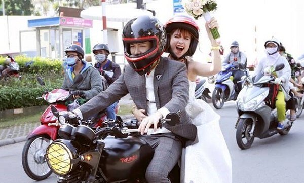 Độc - lạ như đám cưới Khởi My và Kelvin Khánh: Rước dâu bằng mô tô
