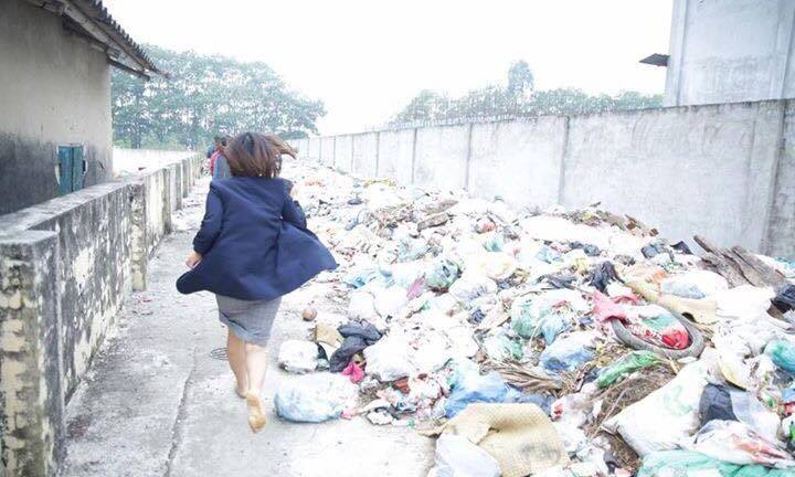 Clip: Nữ nhà báo VTC14 chạy thục mạng thực hiện phóng sự trực tiếp bắt quả tang DN Trung Quốc xả thải trộm