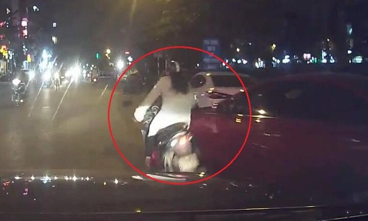Clip: Ô tô chuyển làn không xi-nhan, đốn ngã cô gái đi xe máy