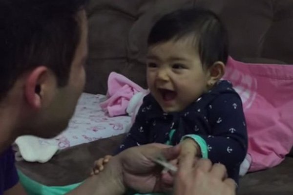 Clip hài: Em bé lém lỉnh dọa bố khi cắt móng tay hút 25 triệu lượt views