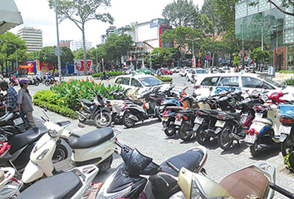 Tranh cãi quanh đề xuất tăng phí lòng đường, vỉa hè